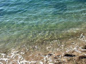a close up of the water near a beach at Casa con piscina privada in El Puerto de Santa María