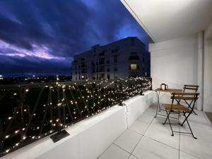 einen Balkon mit Stadtblick in der Nacht in der Unterkunft Dream Suite Signature in Chessy