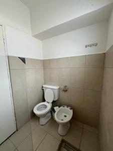 y baño con aseo y bidet. en Departamento Fatima en Villa Dolores