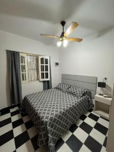 una camera con letto e ventilatore a soffitto di Departamento Fatima a Villa Dolores