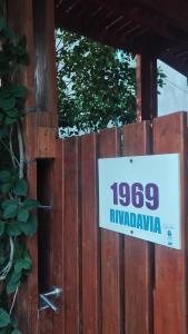 a sign on a fence that says niwavana at Alamo in Pinamar