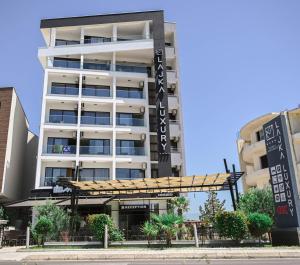 budynek z znakiem dla hotelu w obiekcie Hotel Lajka Luxury w Ulcinju