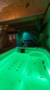 een pooltafel in een kamer met groene verlichting bij Suite16 & spa in Barletta