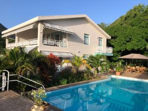 una casa con una piscina di fronte di Villa Diamant Bleu a Le Diamant
