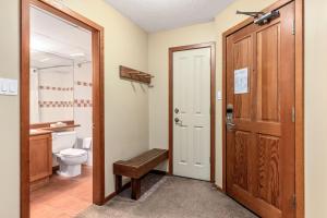 Ένα μπάνιο στο Cascade Lodge Suite Whistler WIFI cable HDTV air conditioning and heating 2 hot tubs pool sauna gym underground pay parking