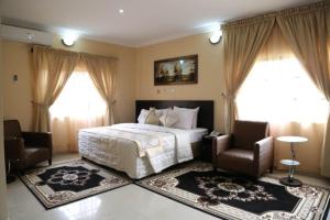 Un pat sau paturi într-o cameră la Conference Hotel and Suites Sagamu