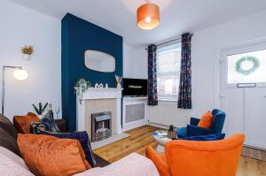 אזור ישיבה ב-NEW! Spacious 2-bed home in Chester City-Centre by 53 Degrees Property, ideal for Couples & Small groups, Great Location - Sleeps 5