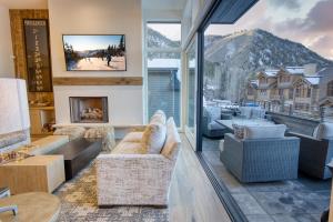 a living room with a couch and a fireplace at Luxe Sun Valley Retreat at River Run in Ketchum