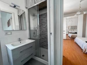 Habitación con baño con lavabo y ducha. en Donna Maria, en Catanzaro