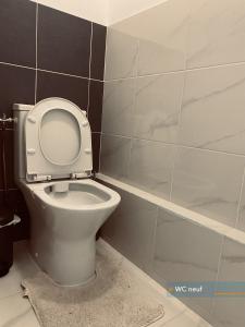 a bathroom with a toilet with the seat up at Appartement parisien 56 m2 neuf, moderne avec 2 chambres, 3 lits, parking gratuit, 15min de Paris et 13 min aéroport Orly in Vitry-sur-Seine