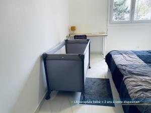 a small bedroom with a bed and a desk at Appartement parisien 56 m2 neuf, moderne avec 2 chambres, 3 lits, parking gratuit, 15min de Paris et 13 min aéroport Orly in Vitry-sur-Seine