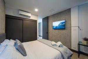 a bedroom with a bed with a tv on the wall at Luxury apartments en el Oeste de Cali 604 in Cali