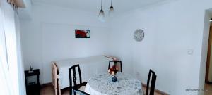 - une table à manger avec un chiffon blanc dans l'établissement Depto Microcentro exelente ubicación, à Mar del Plata