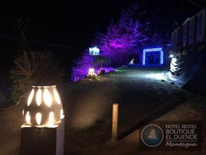 uma vista nocturna para uma casa com luzes roxas em Hotel Boutique El Duende Mantagua em Quintero