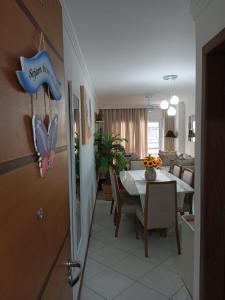 Restauracja lub miejsce do jedzenia w obiekcie Apartamento Beira Mar.