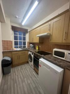 A kitchen or kitchenette at Edgware Road apartment