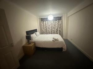 ロンドンにあるEdgware Road apartmentのベッドルーム(白いベッド1台、窓付)