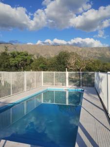 una piscina con vistas a las montañas en Casa Inti Quiya II en Merlo