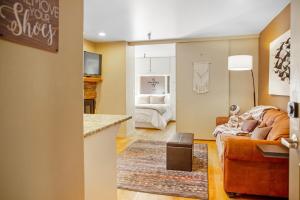 Ένα ή περισσότερα κρεβάτια σε δωμάτιο στο Elkhorn Condo Walk to Dollar! +12 φωτογραφίες