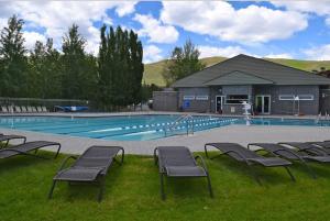 Πισίνα στο ή κοντά στο Elkhorn Condo Walk to Dollar!