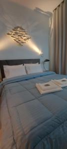 - un lit avec 2 serviettes dans l'établissement FirstLineSkg6 Moodsolutions Living, à Thessalonique