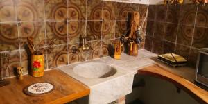 uma casa de banho com um lavatório e um balcão com um balcão em Isabel's house em San Gregorio