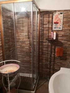 ein Badezimmer mit Dusche, Toilette und Waschbecken in der Unterkunft Isabel's house in San Gregorio