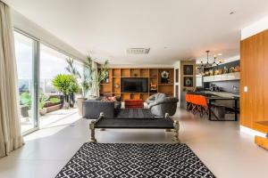 una sala de estar con un sofá y una mesa en Condominio Quay Luxury, en Florianópolis