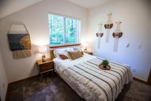 1 dormitorio con cama y ventana en Evergreen Cabin BY Betterstay, en Ashford