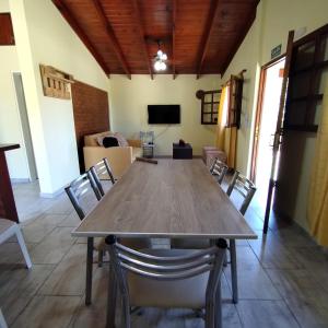 comedor con mesa de madera y sillas en Casa Inti Quiya II en Merlo