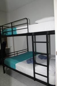kilka łóżek piętrowych w pokoju w obiekcie Le 3 isole w mieście Marsaskala
