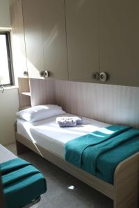 1 dormitorio con 1 cama grande y espejo en Le 3 isole, en Marsaskala