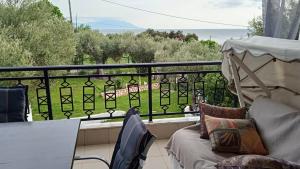 balcón con sofá y vistas al océano en Sea Side View, en Agia Paraskevi
