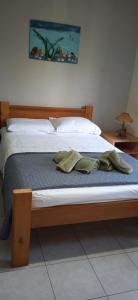 Una cama con dos toallas encima. en Sea Side View, en Agia Paraskevi