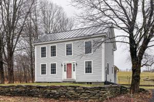 ein altes weißes Haus mit einer Steinmauer in der Unterkunft Sugarwood Farmhouse in Wilmington