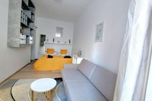 uma sala de estar branca com um sofá e uma cama em CheckInVienna-One bedroom Apartment em Viena