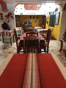 une salle à manger avec des tables et des chaises dans un restaurant dans l'établissement Hotel Doña Alicia, à Oaxaca