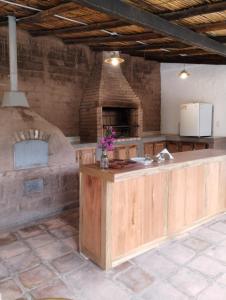een keuken met een stenen oven in de kamer bij La Casona de Moldes in Coronel Moldes
