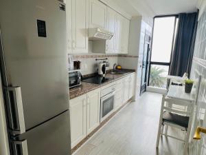 San AndrésにあるTeresitas Sea Viewsの白いキャビネットとステンレス製の冷蔵庫を備えたキッチン +27枚の写真