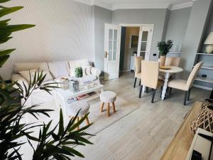 San AndrésにあるTeresitas Sea Viewsのソファとテーブルのあるリビングルーム