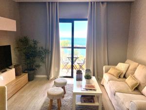 San AndrésにあるTeresitas Sea Viewsのソファがあり海が見えるリビングルーム