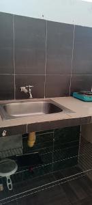 een wastafel in een badkamer met een aanrecht bij Edificio Lozano 2H in Cali