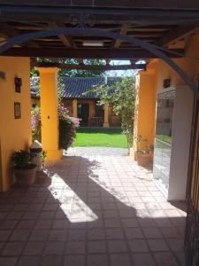 an empty courtyard of a house with an archway at La Casona de Moldes in Coronel Moldes