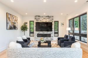 a living room with a fireplace and a tv at Bellevue Splendor BY Betterstay in Bellevue