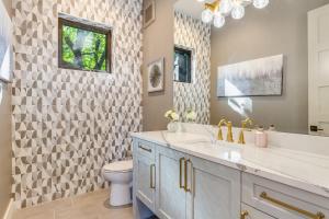 Ένα μπάνιο στο Perch - Private Room in Shared Home: Bellevue Splendor Birch Room +36 φωτογραφίες