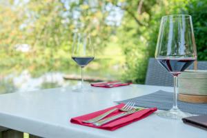 zwei Gläser Rotwein auf dem Tisch in der Unterkunft Landgasthof Adler in Amtzell