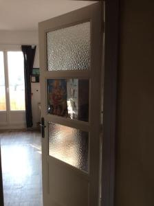 uma porta com uma janela de vidro num quarto em Appt 90 m2, quartier tranquille em Grenoble