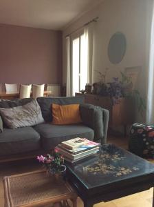 uma sala de estar com um sofá e uma mesa de centro em Appt 90 m2, quartier tranquille em Grenoble