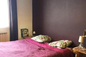 um quarto com uma cama com lençóis e almofadas cor-de-rosa em Appt 90 m2, quartier tranquille em Grenoble