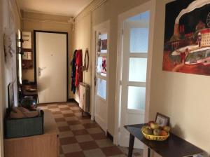 um corredor com uma mesa com uma taça de fruta em Appt 90 m2, quartier tranquille em Grenoble